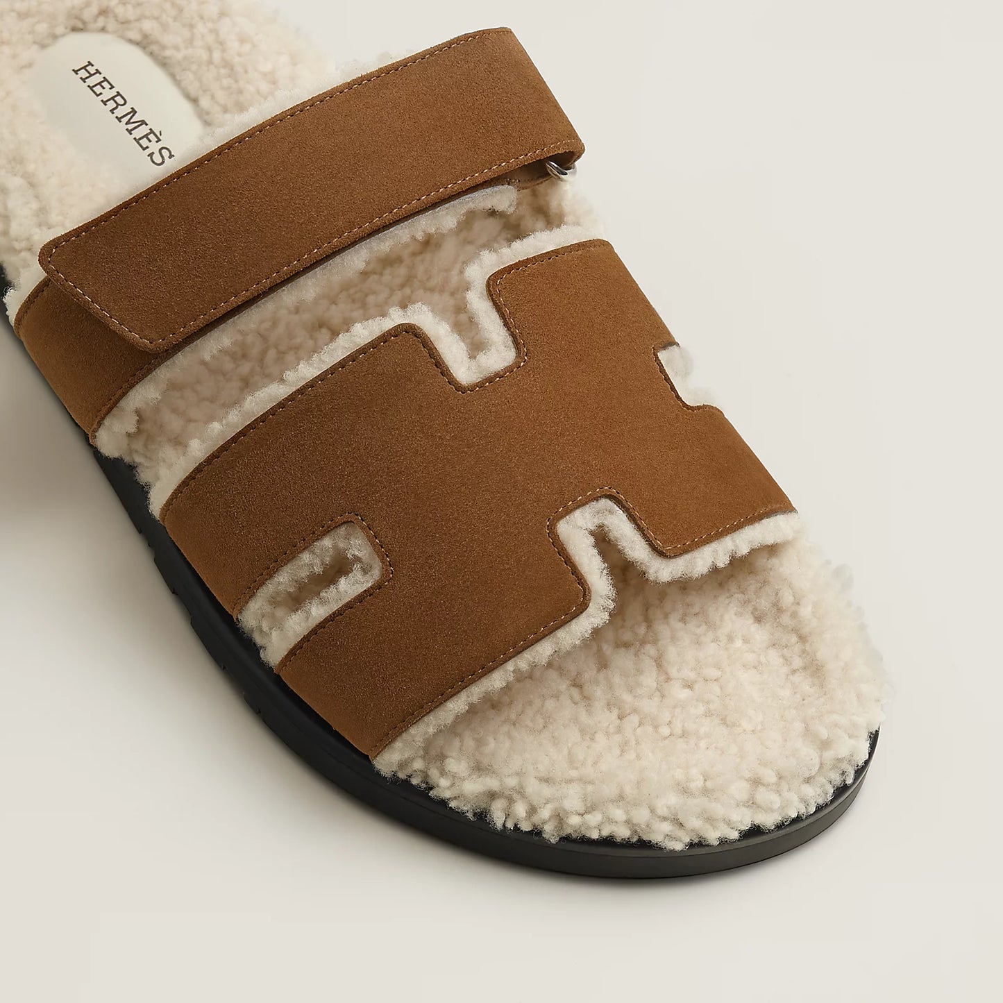 Hermès Chypre sandal (brun fumé / écru, shearling) (45)
