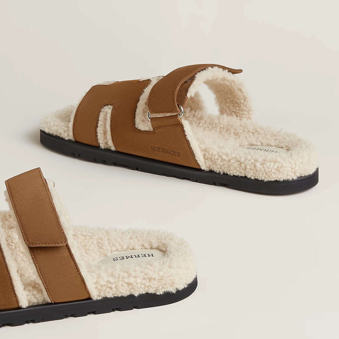 Hermès Chypre sandal (brun fumé / écru, shearling) (45)