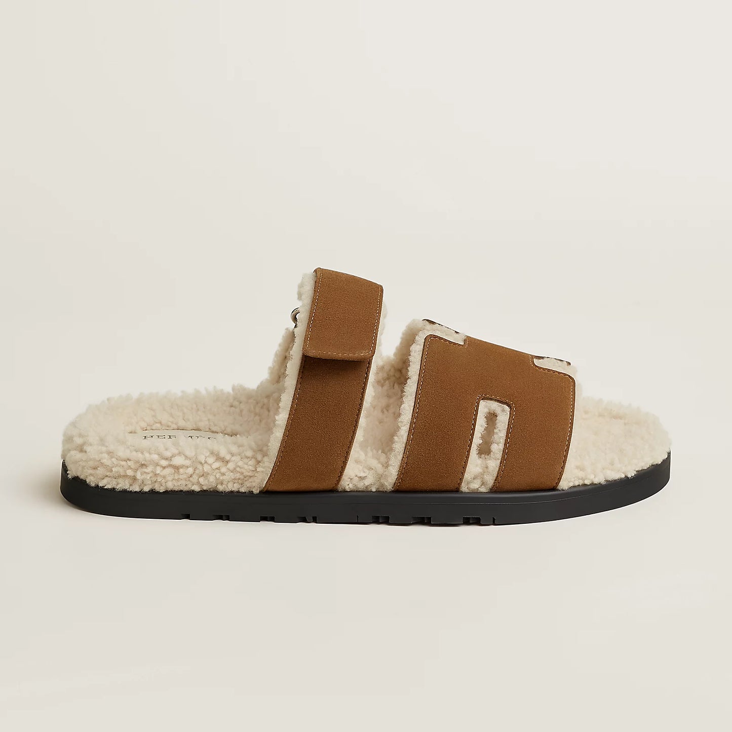Hermès Chypre sandal (brun fumé / écru, shearling) (45)